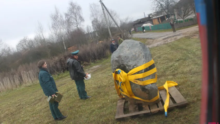 Валун на магілу Барадуліна апусцілі верталётам (фота)