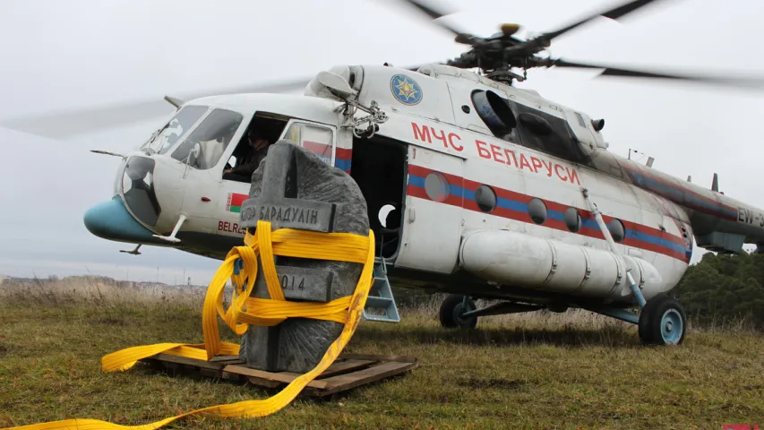 Валун на магілу Барадуліна апусцілі верталётам (фота)