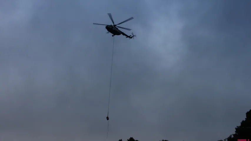 Валун на магілу Барадуліна апусцілі верталётам (фота)