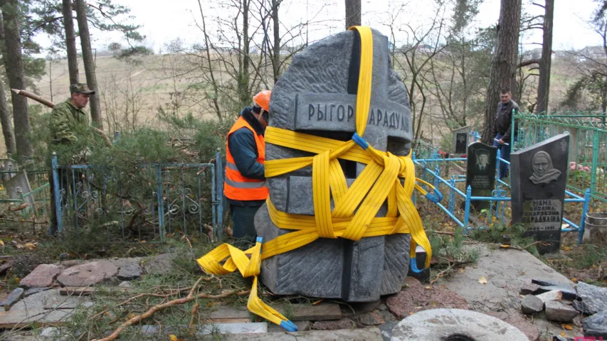 Валун на магілу Барадуліна апусцілі верталётам (фота)