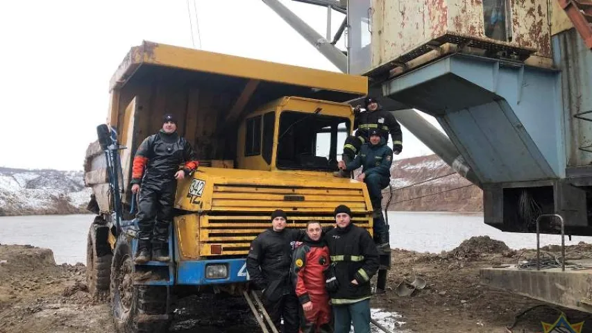 У Віцебскім раёне ратавалі БелАЗ, які патануў у кар'еры