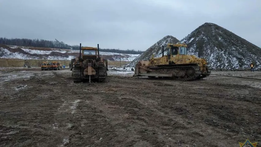 У Віцебскім раёне ратавалі БелАЗ, які патануў у кар'еры