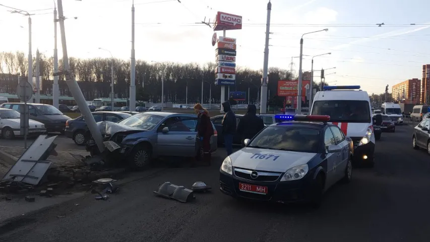 У Мінску на Партызанскім праспекце "Опель" наляцеў на слуп (фота)