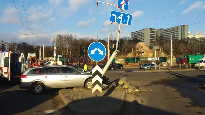 У Мінску на Партызанскім праспекце "Опель" наляцеў на слуп (фота)