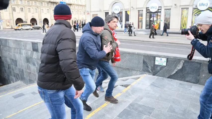 У цэнтры Мінска, дзе праходзілі затрыманні, дзяжураць аўтазакі (фота)