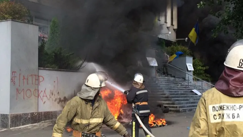 У Кіеве падпалілі будынак тэлеканала "Інтэр" (фота, відэа)