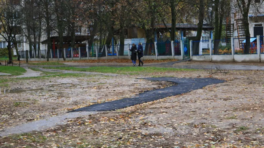 У Баранавічах асфальт паклалі проста ў бруд і “недацягнулі” некалькі метраў