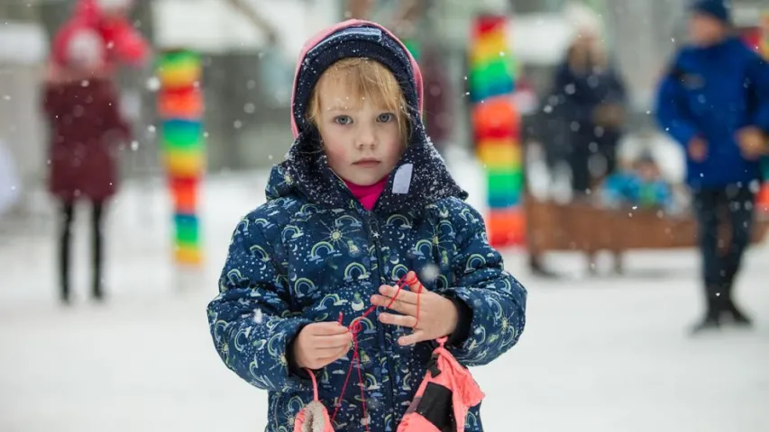 У Мінску вязалі шалікі і панчохі для дрэваў, слупоў і турнікоў (фота)