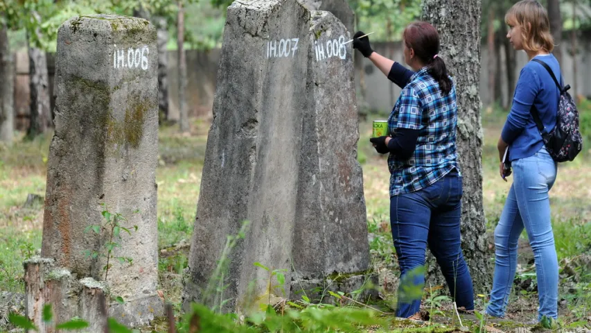 В Житковичском районе волонтёры восстанавливают еврейское кладбище XVI века