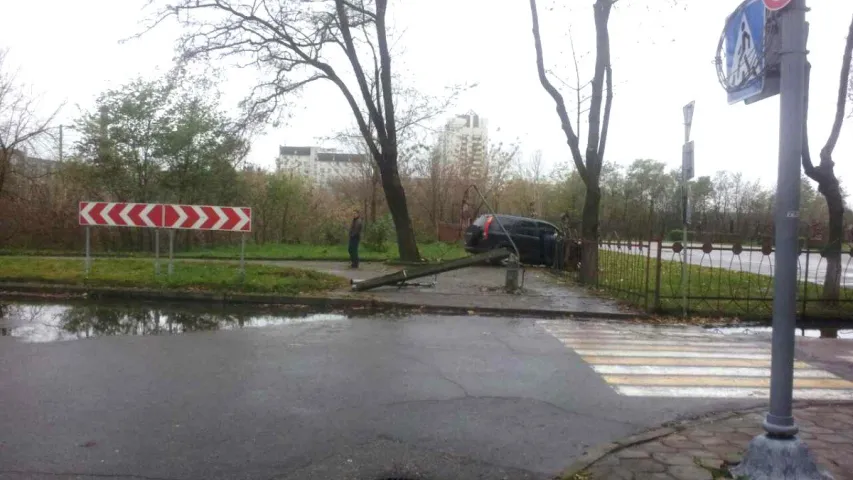 П’яны кіроўца на “Хондзе” ўцякаў ад ДАІ, збіў слуп і агароджу школы (фота)