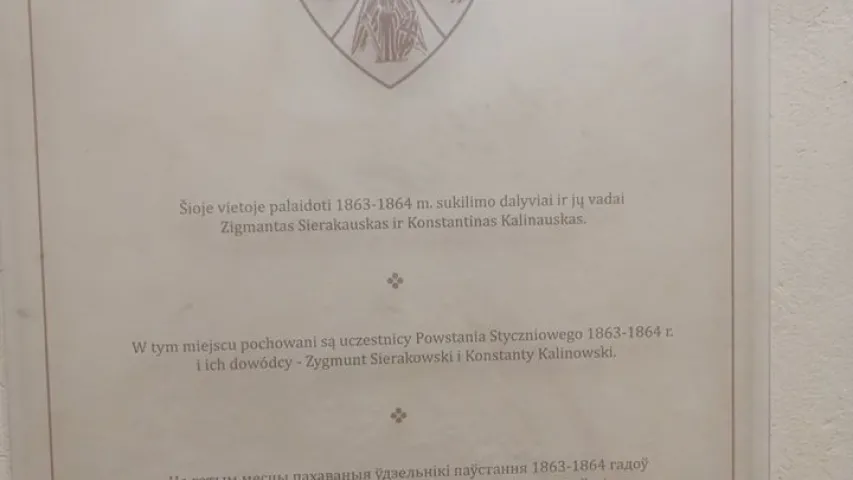 У капліцы паўстанцаў Каліноўскага ўсталявалі шматмоўныя шыльды з іх імёнамі