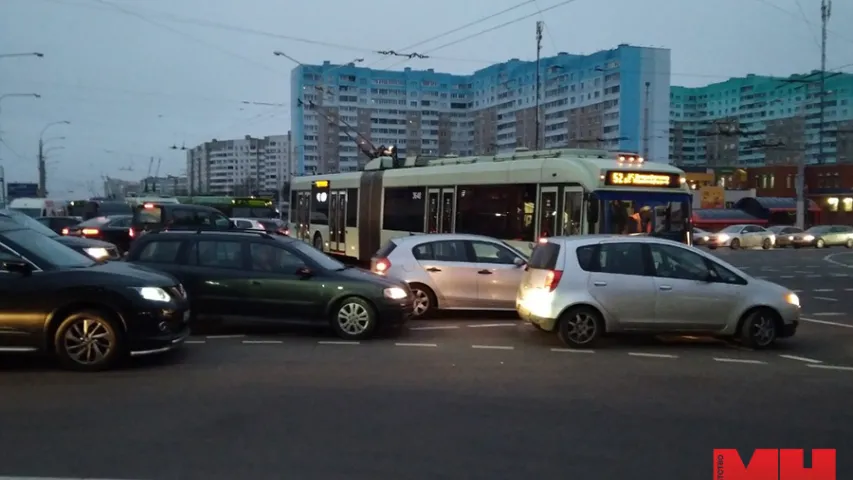 Каля станцыі метро "Каменная Горка" зранку адбыліся два ДТЗ (фота)