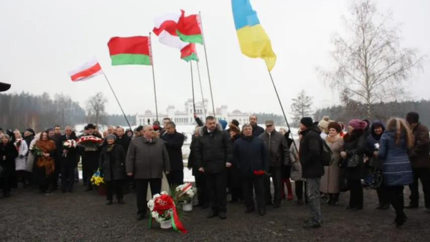 Дзясяткі людзей сабраліся на дзень народзінаў Касцюшкі (фота)