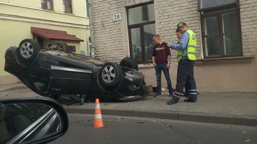 З'явілася відэа, як у цэнтры Гродна Ford абганяў аўтобус і перакуліўся