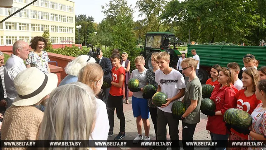 Сын Лукашэнкі прывез кавуны і бульбу з прэзідэнцкага поля ў дом-інтэрнат