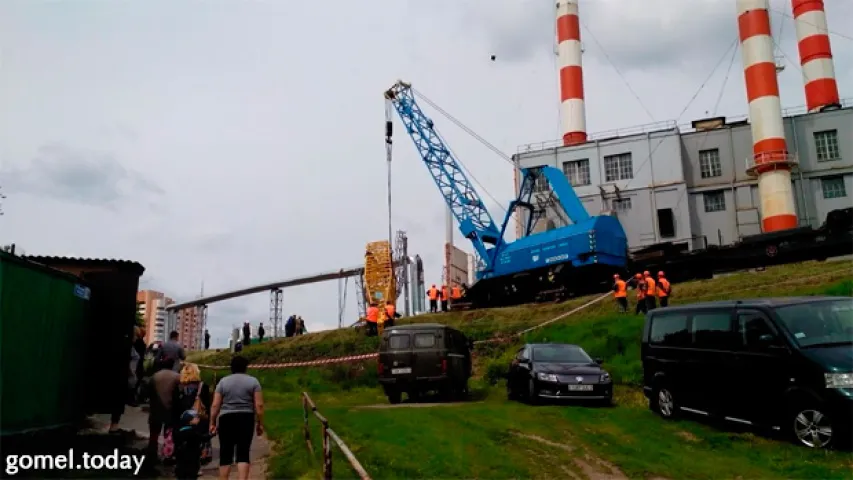 У Гомелі будаўнічы кран зваліўся на чыгунку, рух цягнікоў паралізаваны (фота)