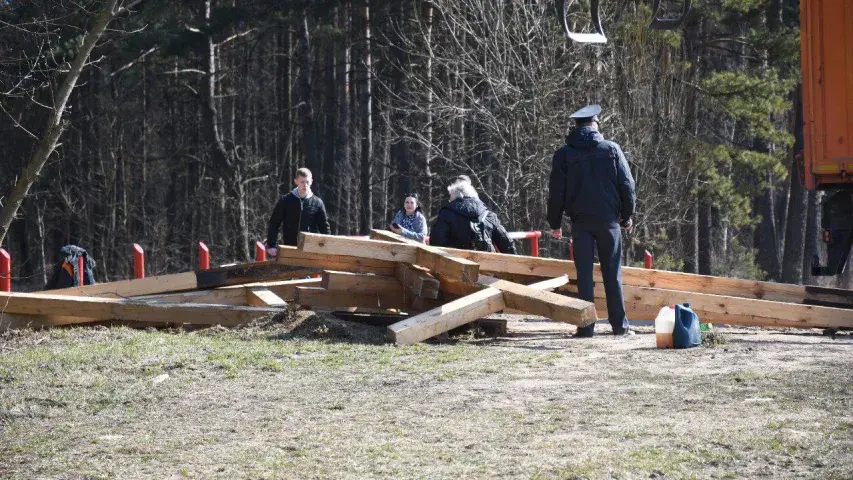 Затрыманні ў Курапатах: міліцыя хапае людзей, якія абараняюць крыжы (фота)