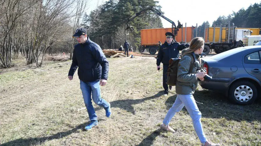 Затрыманні ў Курапатах: міліцыя хапае людзей, якія абараняюць крыжы (фота)