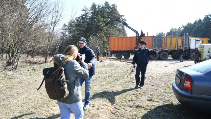 Затрыманні ў Курапатах: міліцыя хапае людзей, якія абараняюць крыжы (фота)