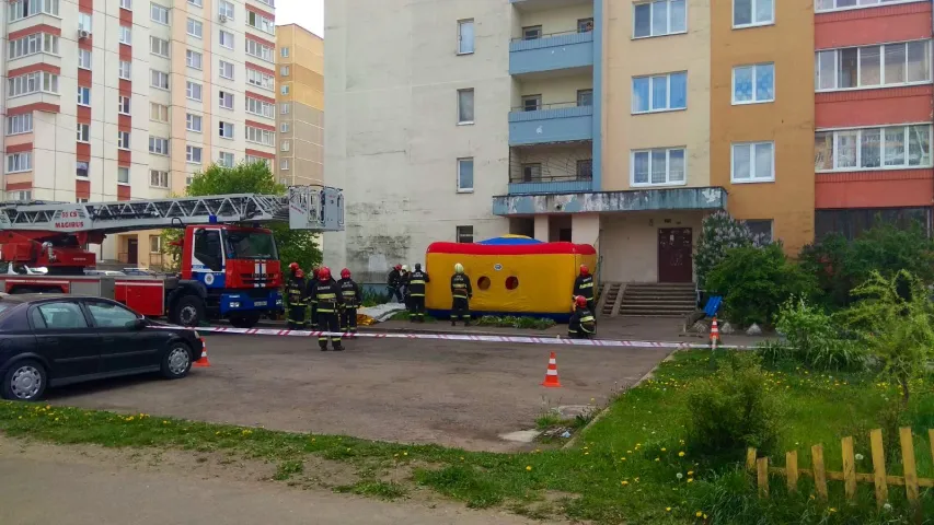 Міліцыя і медыкі гадзіну адгаворвалі мінчука, які хацеў саскочыць з даху