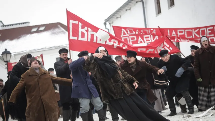 У цэнтры Мінска праходзіла масавая маніфестацыя — гэта здымалі кіно пра Купалу