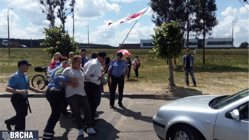 Міліцыя спрабавала разагнаць абаронцаў Курапатаў каля рэстарана "Поедем поедим"