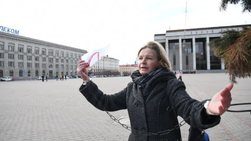 У цэнтры Мінска жанчына прыкоўвала сябе ланцугом да слупа (фота)