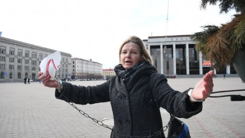 У цэнтры Мінска жанчына прыкоўвала сябе ланцугом да слупа (фота)