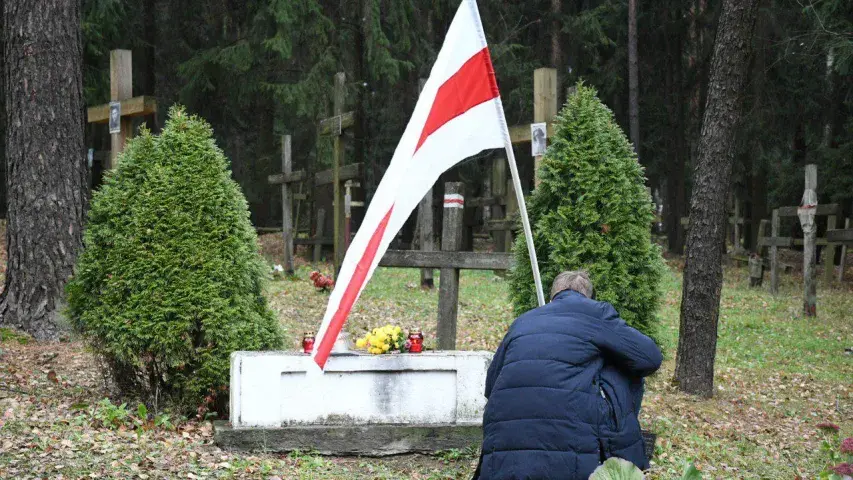 Дзяды скончыліся мітынгам у Курапатах: свечы, крыжы і ліст ад Пазняка