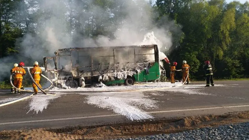 У Лідскім раёне згарэў аўтобус, які перавозіў рабочых з ЛПП