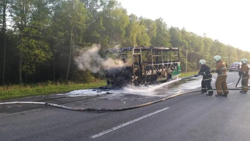 У Лідскім раёне згарэў аўтобус, які перавозіў рабочых з ЛПП