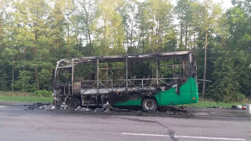 У Лідскім раёне згарэў аўтобус, які перавозіў рабочых з ЛПП