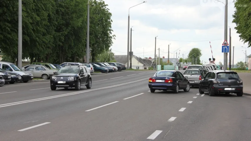 У Лідзе аўтакран пратараніў 12 аўтамабіляў