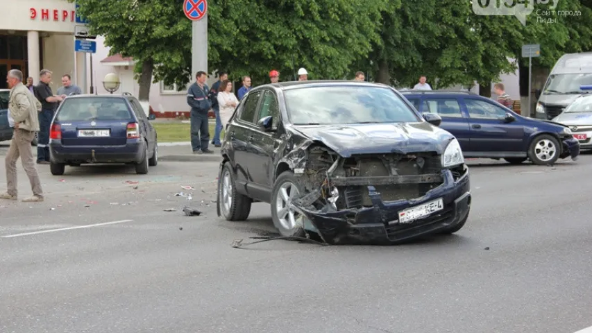 У Лідзе аўтакран пратараніў 12 аўтамабіляў