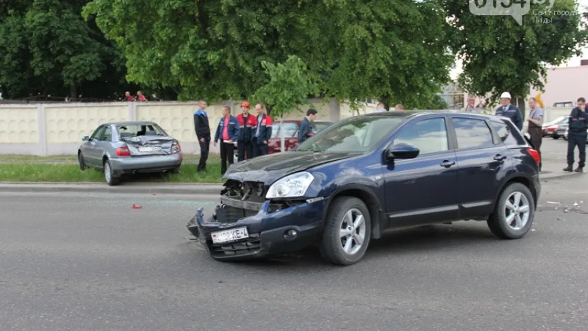 У Лідзе аўтакран пратараніў 12 аўтамабіляў