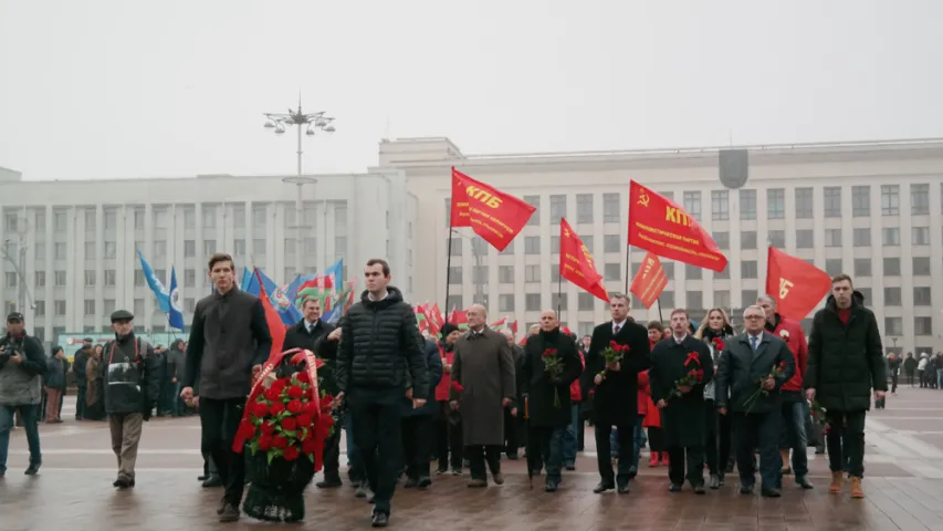 Да помніка Леніну ўсклалі кветкі камуністы, ФПБ і БРСМ (фота)