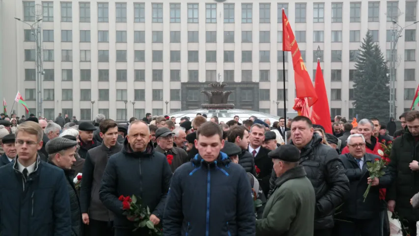 Да помніка Леніну ўсклалі кветкі камуністы, ФПБ і БРСМ (фота)