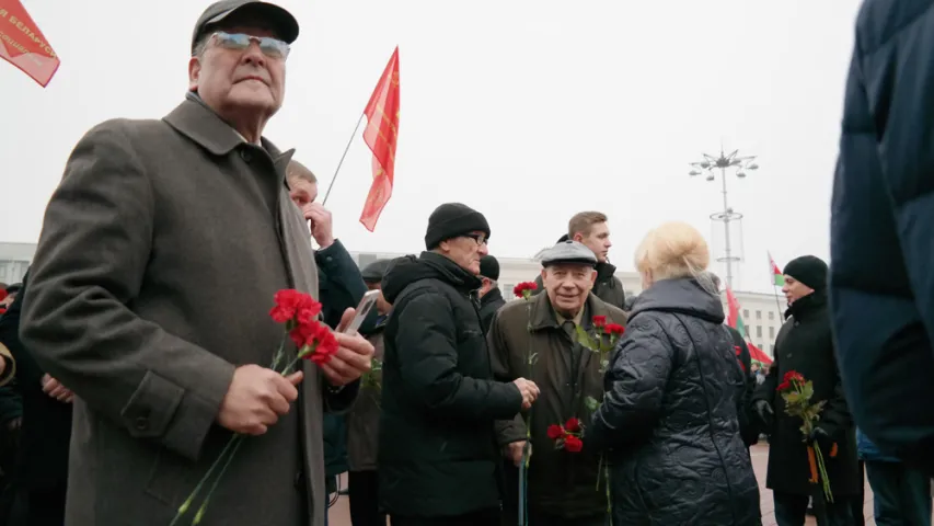 Да помніка Леніну ўсклалі кветкі камуністы, ФПБ і БРСМ (фота)