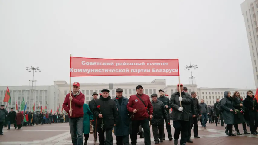 Да помніка Леніну ўсклалі кветкі камуністы, ФПБ і БРСМ (фота)