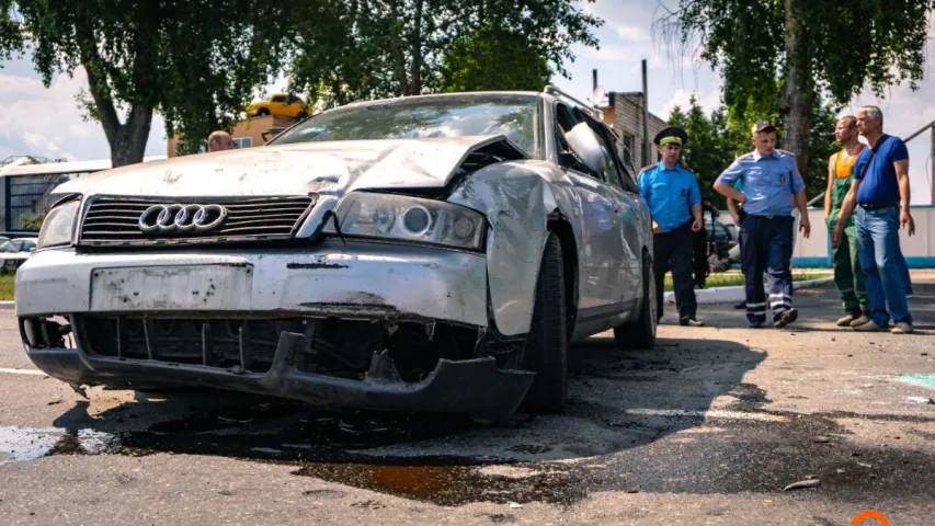 Лесавоз у Светлагорску разбіў пяць прыпаркаваных машын (фота, відэа)