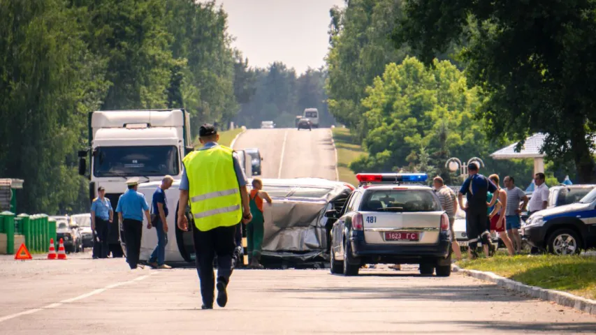 Лесавоз у Светлагорску разбіў пяць прыпаркаваных машын (фота, відэа)