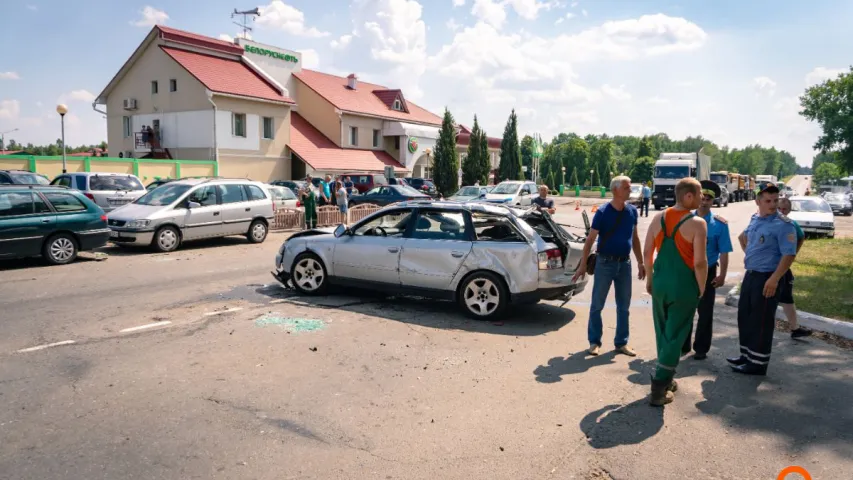 Лесавоз у Светлагорску разбіў пяць прыпаркаваных машын (фота, відэа)