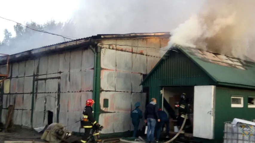 У Гомелі гарэў металічны ангар з прадукцыяй будаўнічага прадпрыемства