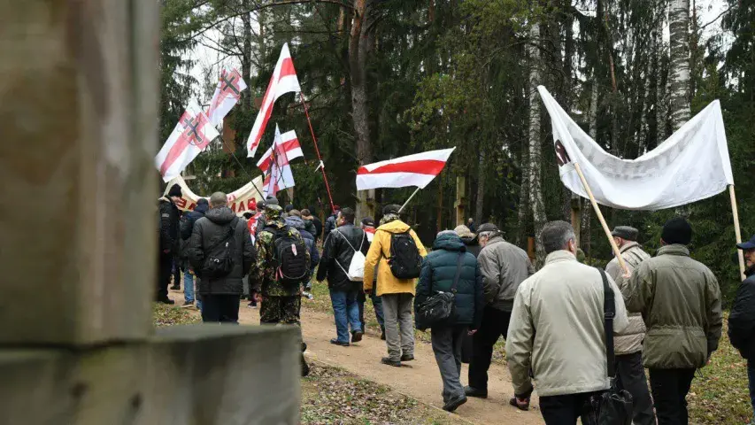 Дзяды скончыліся мітынгам у Курапатах: свечы, крыжы і ліст ад Пазняка