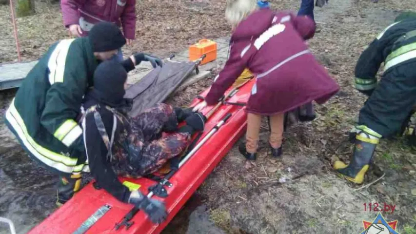 У Чашніцкім раёне ўратавалі рыбака, які праваліўся пад лёд (фота)