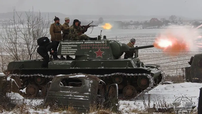 Дольф Лундгрэн праехаў на найноўшым беларускім бронеаўтамабілі "Кайман"