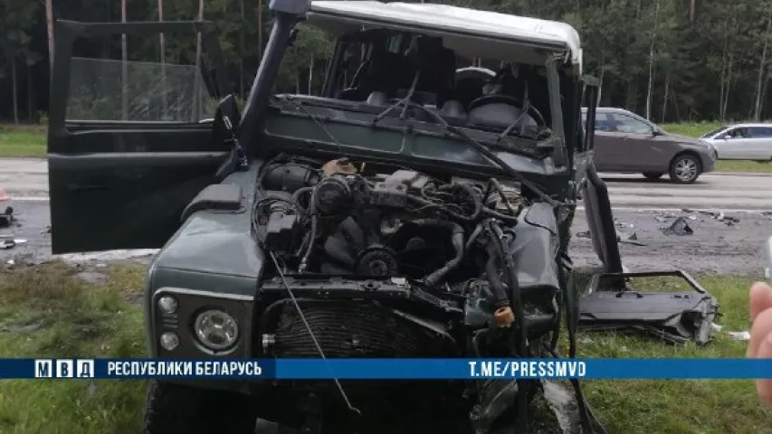  Ля Бараўлянаў сутыкнуліся Land Rover і Skoda, загінула адна з пасажырак