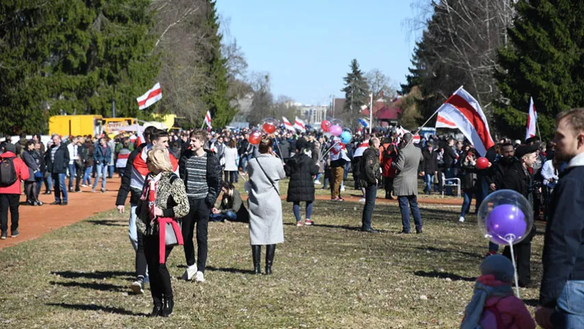 Светлыя твары, шчырыя ўсмешкі: фотарэпартаж з Дня Волі ў Гродне