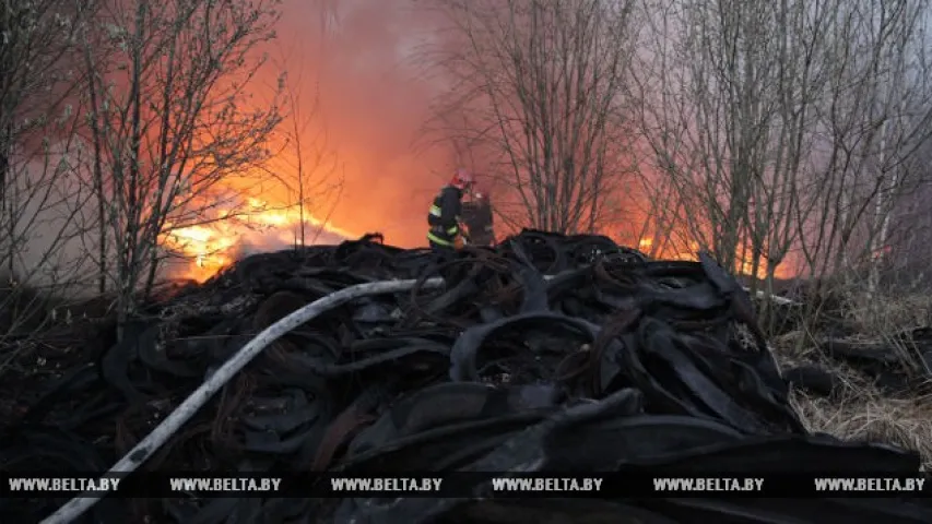 У Магілёве гарэла пляцоўка з адпрацаванымі шынамі