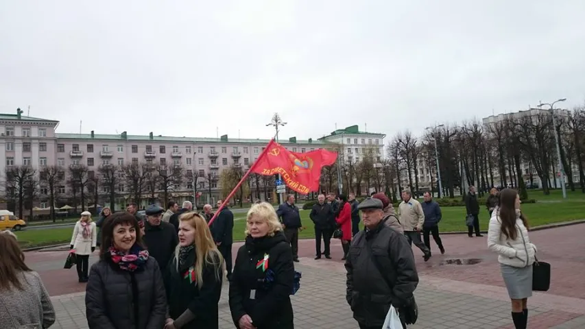 Фотафакт: У Магілёве на афіцыйным Першамаі раздавалі расійскія трыкалоры